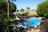 Vue aérienne de la piscine extérieure de l'hôtel Alkyoni Beach à Naxos en Grèce