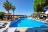 Piscine extérieure avec ses transats à l'hôtel Alkyoni Beach à Naxos en Grèce