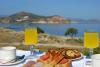 Petit déjeuner avec vue sur mer à l'hôtel Alkyoni Beach à Naxos en Grèce 