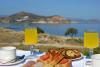 Petit déjeuner avec vue sur mer à l'hôtel Alkyoni Beach à Naxos en Grèce