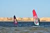 2 débutants en windsurf devant le centre Freak Windsurf à Dakhla au Maroc