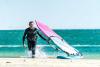 Windsurfeur devant le centre Freak Windsurf à Dakhla au Maroc