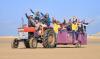 On rentre en tracteur après le windsurf au centre Freak Windsurf à Dakhla au Maroc