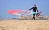 Windsurfeur en préparation devant le centre Freak Windsurf à Dakhla au Maroc