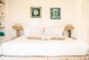 Lit double king size dans les bungalows Ocean Vagabond à Dakhla