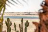 Vue sur la lagune et les kitesurfeurs a Dakhla au Maroc