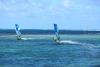 Deux windsurfeurs en navigation sur le spot du Morne à Maurice