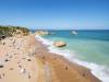 Vue imprenable sur la plage devant hotel Dom Pedro a Lagos au Portugal