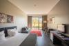 Interieur chambre lit king size de hotel Vila Gale a Lagos au Protugal