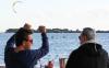 Deux kitesurfeurs qui discutent devant le spot de kitesurf sur Marsala