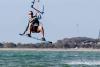 Saut kitesurf stylé fille Kitesurfing Mannar au Sri Lanka