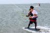 Kitesuf fille sur un homme de dos Kitesurfing Mannar au Sri Lanka