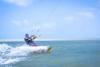 Homme kitesurf et éclaboussures Kitesurfing Mannar au Sri Lanka
