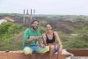 Coachs assis sur un muret en chantier Kitesurfing Mannar au Sri Lanka