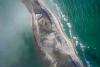 Vue de dessus drone bande de terre entre lagune et océan Kitesurfing Mannar au Sri Lanka