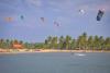 Plusieurs kitesurfeurs naviguent sur le spot de Mannar au Sri Lanka