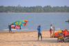 Préparation du matériel de kitesurf sur la plage du spot de Mannar au Sri Lanka
