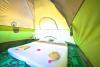 Intérieur des tentes de l'hotel Kitesurfing lanka sur le spot de Kalpitiya au Sri Lanka