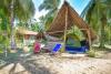 Vue extérieure des différentes tentes de l'hotel Kitesurfing lanka sur le spot de Kalpitiya au Sri Lanka
