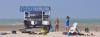 Kitesuf fille sur un homme de face Kitesurfing Mannar au Sri Lanka