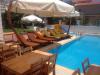 Piscine et transats du Lapis Port Surf Hotel à Alaçati en Turquie