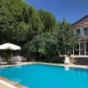 Jardin extérieur et piscine de l'hotel Zeytin à Alaçati en Turquie