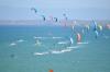 Downwind de plusieurs kitesurfeurs sur le spot de El Yaque au Venezuela
