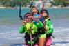 Maniement d'aile de kitesurf pour les enfants avec le club Kite C Travel sur le spot de El Yaque au Venezuela