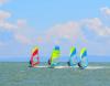 Quatre windsurfeurs en downwind sur le spot de windsurf El Yaque au Venezuela