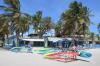 Mise a l'eau de windsurfeurs devant le centre Like Wind Centre sur le spot de windsurf El Yaque au Venezuela