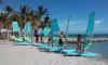 Apprentissage du windsurf sur la plage devant le club Like Wind Centre sur le spot de windsurf El Yaque au Venezuela