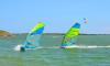 Deux windsurfeurs qui tirent un bord sur le spot de windsurf El Yaque au Venezuela