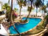 Vue plongeante de la piscine de l'hotel Surf Paradise sur le spot de kitesurf et de windsurf El Yaque au Venezuela