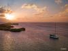Vue du bateau El Chaito pendant un coucher de soleil à Los Roques