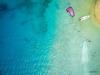 Vue aérienne d'un kitesurfeur ridant sur le spot de Los Roques au Venezuela