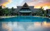 Le Fun beach Resort et sa piscine colorée au coucher du soleil sur le spot de Jambiani à Zanzibar