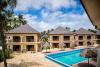 Vue de la piscine de l'hôtel Mahali à zanzibar sur le spot de kitesurf à Paje