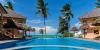 Vue piscine et océan indien de l'hôtel Mahali à zanzibar sur le spot de kitesurf à Paje