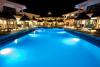 Vue piscine en ambiance de nuit à l'hôtel Mahali à zanzibar sur le spot de kitesurf à Paje