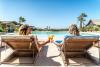 Couple cocktail piscine hébergement West Point à Dakhla au Maroc