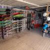 Equipement de kitesurf avec des planches twintip, des casques et un paddle