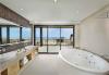 Salle de bain vue sur la mer de l'hébergement le Hilton de Sal Santa maria au Cap Vert