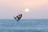 Kitesurf freeride pendant le coucher du soleil au Cap Vert sur le spot de Sal Santa Maria au centre ION CLUB de Santa Maria
