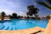 Piscine de l'hébergement Morabeza sur le spot de Santa Maria sur l'île de sal au Cap Vert