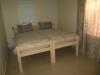 Chambre 7 avec des lits jumeaux de l'hotel Rosie's en Afrique du Sud près de Bloubergstrand