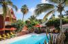 iscine et terrasse de l'hôtel Palm Court, à Saint Martin, sur les spots de Galion Beach et Orient Bay aux Antilles