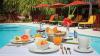 Petit déjeuner en bord de piscine, à Saint Martin, sur les spots de Galion Beach et Orient Bay, à l'hôtel Palm Court 