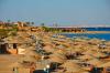 Parasols sur la plage du Club Ion Windsurf à Safaga en Egypte Club Ion
