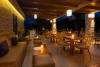 Terrasse extérieure de nuit de l’hôtel Sun Beach à Rhodes-Iallysos en Grèce