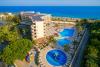 Vue aérienne de al piscine de l’hôtel Sun Beach à Rhodes-Iallysos en Grèce